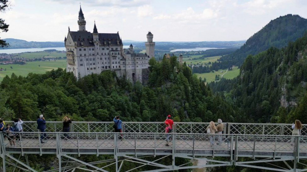 Lâu đài Neuschwanstein - một trong những địa điểm du lịch nổi tiếng tại Đức. Ảnh: Reuters.