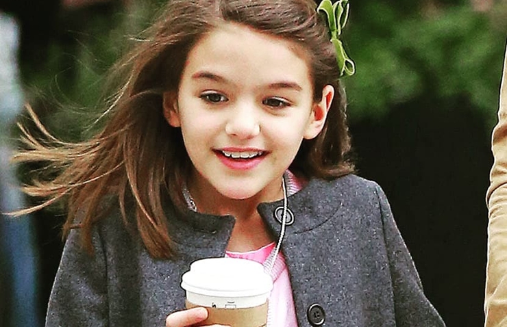 Cô bé sở hữu gương mặt xinh xắn, dễ thương từ bé.&nbsp;Dù đi dạo trên phố&nbsp;Suri Cruise cũng khiến người đi đường phải ngoái nhìn và nhanh chóng trở thành tâm điểm của ống kính truyền thông nhờ sắc vóc lẫn thần thái của mình.&nbsp;
