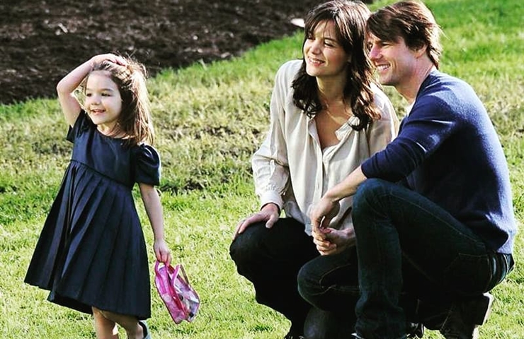 Suri Cruise (sinh năm 2004, tại Hoa Kỳ) là con gái của&nbsp;nữ diễn viên Katie Holmes và&nbsp;"người đàn ông đẹp trai nhất thế giới"&nbsp;Tom Cruise. Thế nên, cả sắc vóc lẫn đời tư của ái nữ nhà sao Hollywood này luôn nhận được nhiều sự quan tâm từ công chúng.
