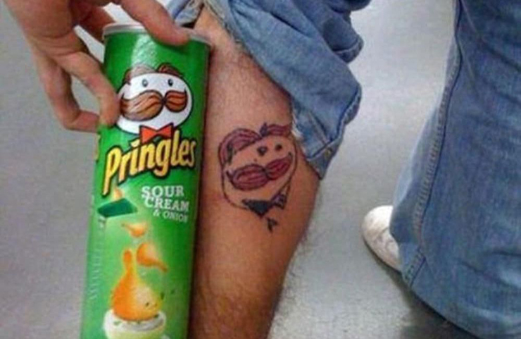 Không biết làm thế nào ai đó có thể yêu Pringles đủ để xăm logo lên bắp chân của họ.
