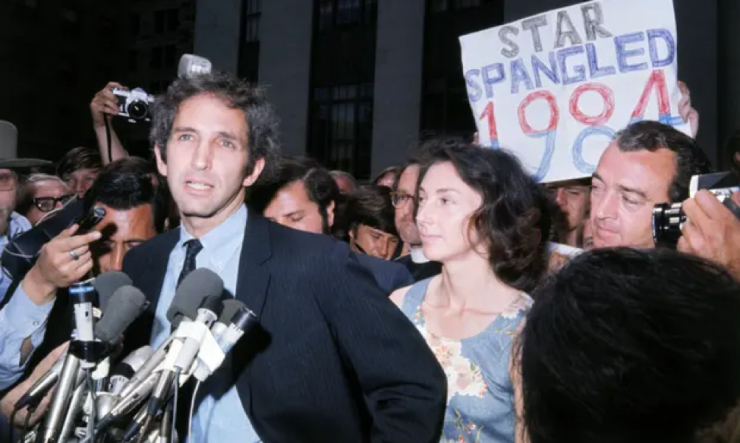 Ông Daniel Ellsberg nói chuyện với giới truyền thông vào năm 1971. Ảnh: Bettmann