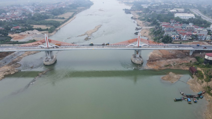 Cây cầu là ước mơ, niềm mong mỏi của người dân hai bên bờ sông Lô để thuận tiện đi lại, kết nối giao thương.