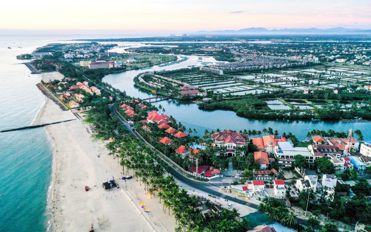 Để cứu bờ biển Cửa Đại, Quảng Nam đầu tư gần 2km đê ngầm chắn sóng, bơm 600.000m3 cát để khôi phục bãi biển sau nhiều năm bị triều cường xâm thực. 