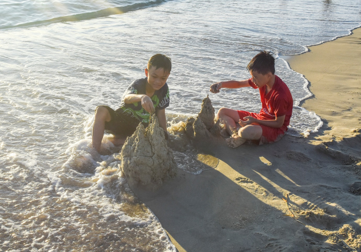 Kết thúc năm học, nhiều gia đình đưa con trẻ đến TP Hội An du lịch, vui chơi tắm biển.
