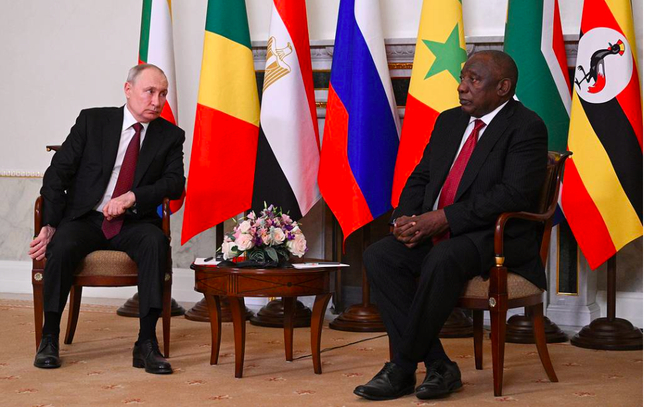 Tổng thống Nga Vladimir Putin và Tổng thống Nam Phi Cyril Ramaphosa trong cuộc gặp ngày 17/6. (Ảnh: Tass)