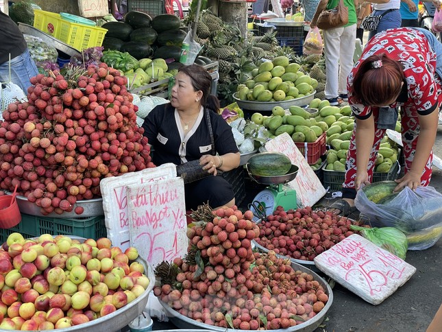 Vải thiều ngập chợ ở TPHCM