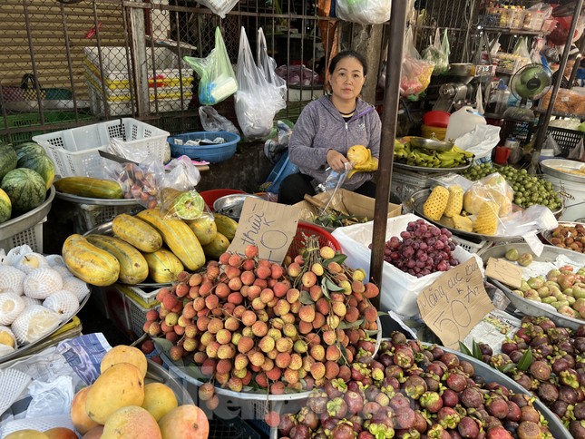 Mặc dù có giá rẻ chỉ bằng một nửa so với năm ngoái nhưng vải thiều cũng phải cạnh tranh với rất nhiều loại trái cây khác cũng đang vào vụ