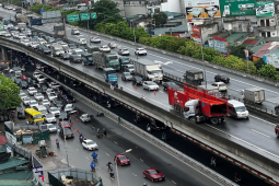 Ô tô tông vỡ lan can đường trên cao, bê tông rơi xuống làn bên dưới đúng giờ cao điểm