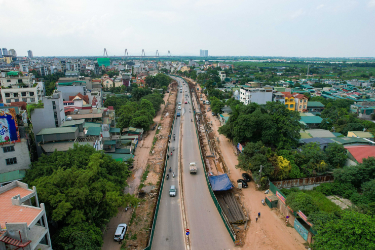 Để thi công mở rộng và hạ cốt đê, một phần mặt đường Âu Cơ được quây tôn. Phần đường còn cho xe chạy rộng 3,9-4,3 m mỗi chiều.