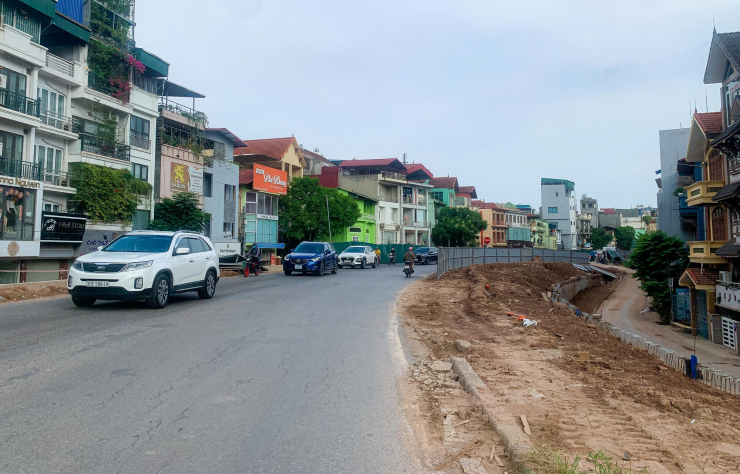 Ngoài mở rộng mặt đường đê, dự án còn xây dựng hệ thống chiếu sáng, thoát nước, vỉa hè, cầu thang bộ, lắp đặt pha, đèn tín hiệu giao thông.