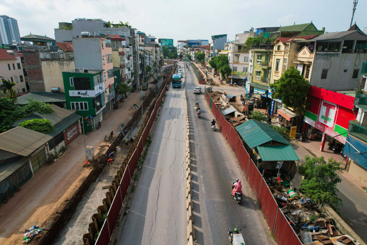 Tuy nhiên, những ngày gần đây, đoạn đường đê đối diện số 116A Âu Cơ (phường Tứ Liên) xảy ra tình trạng bị nứt nghiêm trọng.