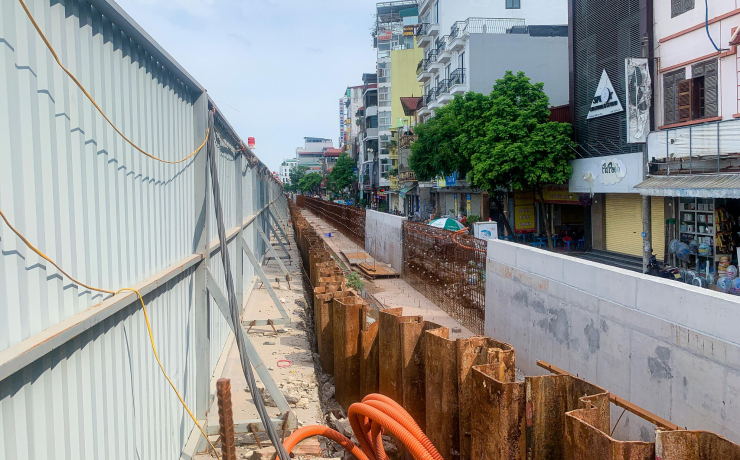 Các công nhân đang tập trung thi công kết cấu cho lớp đê mới bằng bê tông cốt thép. Đoạn đê mới sau khi hoàn thành sẽ có chiều cao 2,4 m tính từ mặt đường.