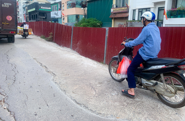 Người dân lo ngại mỗi khi di chuyển qua đoạn đường này.