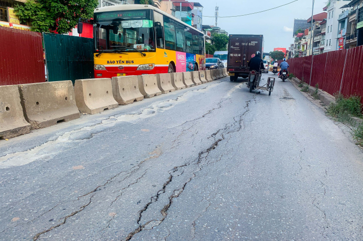 Việc mặt đường bị nứt, lồi lõm tiềm ẩn nguy cơ xảy ra tai nạn giao thông.