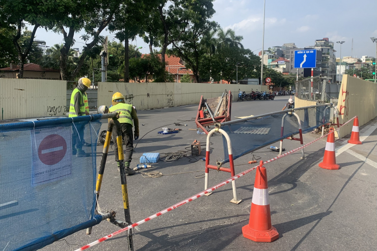 Những ngày gần đây, hàng chục công nhân đang tiến hành tháo dỡ hàng rào chắn công trình phục vụ thi công giếng đứng của ga ngầm S9 thuộc dự án đường sắt đô thị Nhổn - ga Hà Nội.