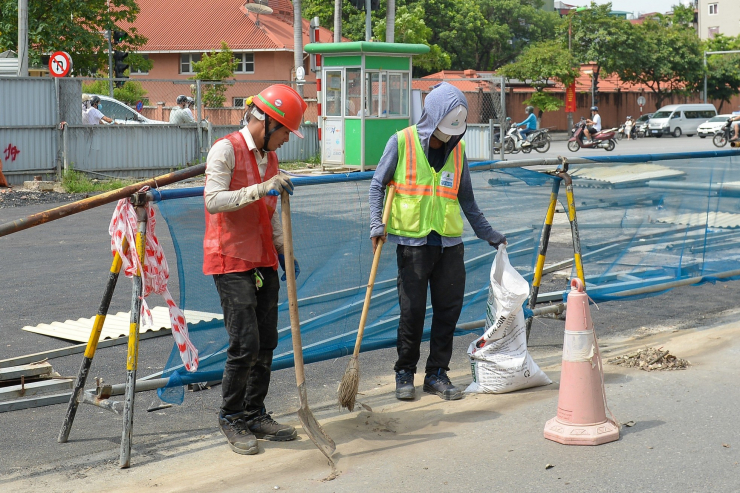 Sau khi tháo rào, công nhân tiếp tục dọn rác, phế liệu xung quanh.