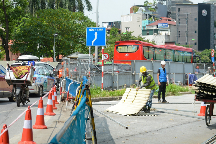 Công trình "án ngữ" giữa đường Kim Mã gần 3 năm, gây không ít khó khăn cho các phương tiện lưu thông qua tuyến đường trên.