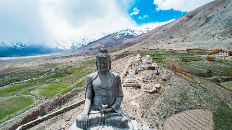 Zanskar như một thế giới tách biệt, là vùng đất của các vị Lạt Ma, một trong những thành lũy&nbsp;cuối cùng của nền văn hóa&nbsp;Phật giáo Tây Tạng.