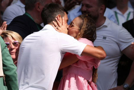 Djokovic ôm hôn "Nàng thơ", Nadal có thể tái xuất sớm (Tennis 24/7)