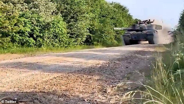 Xe tăng Challenger 2 do Anh sản xuất mới lộ diện ở tiền tuyến miền đông&nbsp;Ukraine.