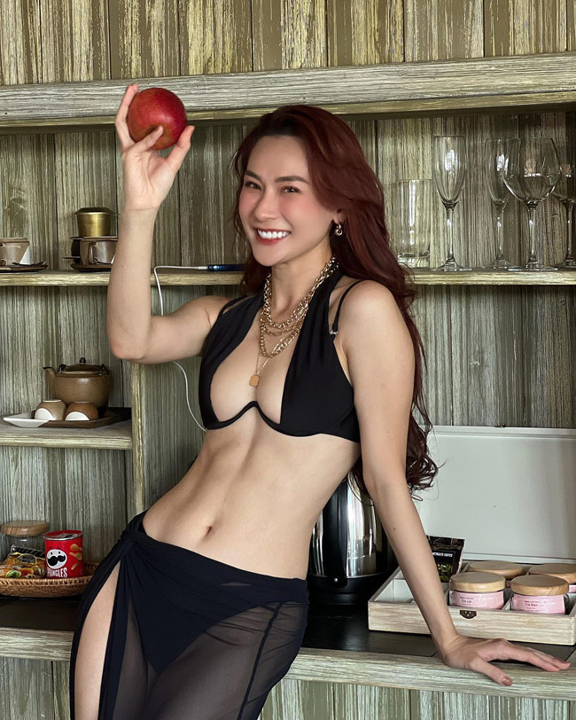 Tự tin về ngoại hình, bạn gái Văn Thanh thường xuyên khoe dáng trong những bộ bikini gợi cảm. Vòng eo không chút mỡ thừa của cô nàng khiến nhiều người ngưỡng mộ.&nbsp;
