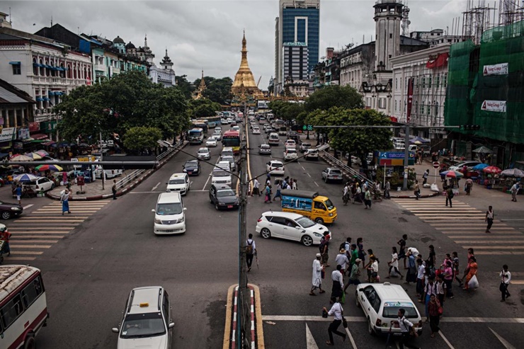 Yangon, Myanmar đã thực hiện cấm xe máy từ năm 1999.&nbsp;Tuy nhiên, cảnh sát, nhân viên sở điện lực và nhân viên bưu điện được phép đi xe máy khi làm nhiệm vụ.&nbsp;
