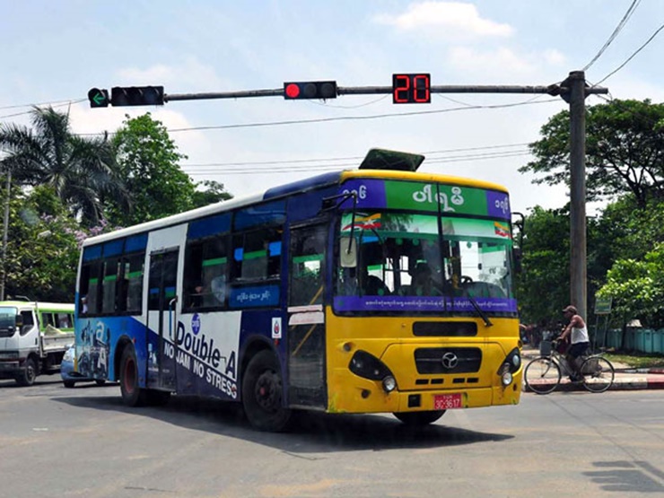 Hiện, Yangon vẫn chưa có hệ thống tàu điện ngầm, tàu điện trên cao để hỗ trợ người dân mà cư dân đi lại bằng các xe buýt đã cũ.
