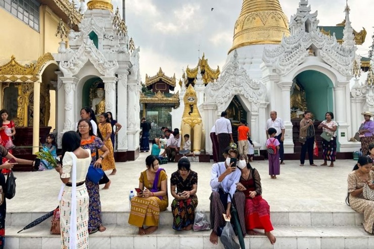 Khi đến Yangon, phương tiện để đi lại mà khách có thể chọn là đi ô tô cá nhân, xe buýt.
