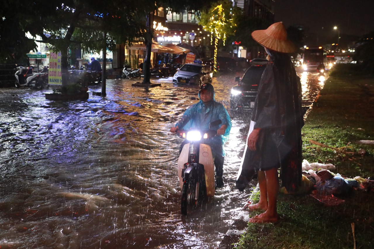 &nbsp; Trên đoạn rẽ từ Phạm Văn Đồng đến Mai Dịch, nước ngập sâu đến nửa bánh xe