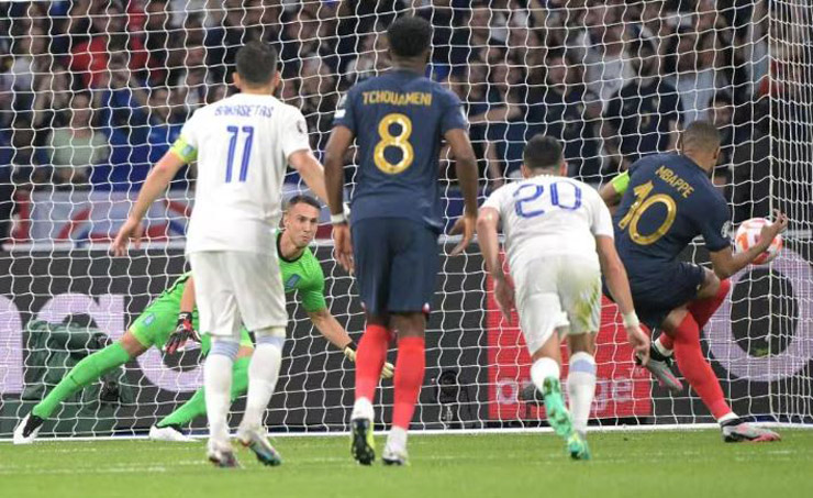 Kylian Mbappe sút penalty thành công giúp ĐT Pháp mở tỷ số trước ĐT Hy Lạp