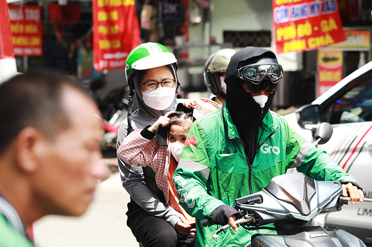 Tại cổng Bệnh viện Nhi Trung ương (quận Đống Đa), các em nhỏ vật vã đi khám trong thời tiết nóng nóng.
