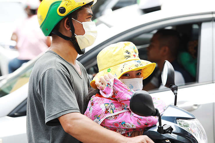 Nắng nóng cộng với kẹt xe tại cổng Bệnh viện Nhi trên đường Đê La Thành càng khiến bệnh nhân, người nhà thêm mệt mỏi.
