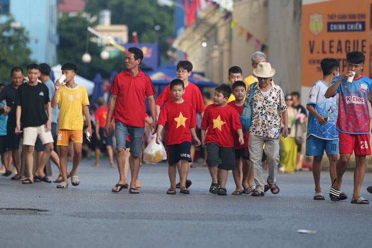 Những CĐV nhí đang cùng tiến về sân Thiên Trường (Nam Định)&nbsp;để theo dõi trận giao hữu Việt Nam - Syria