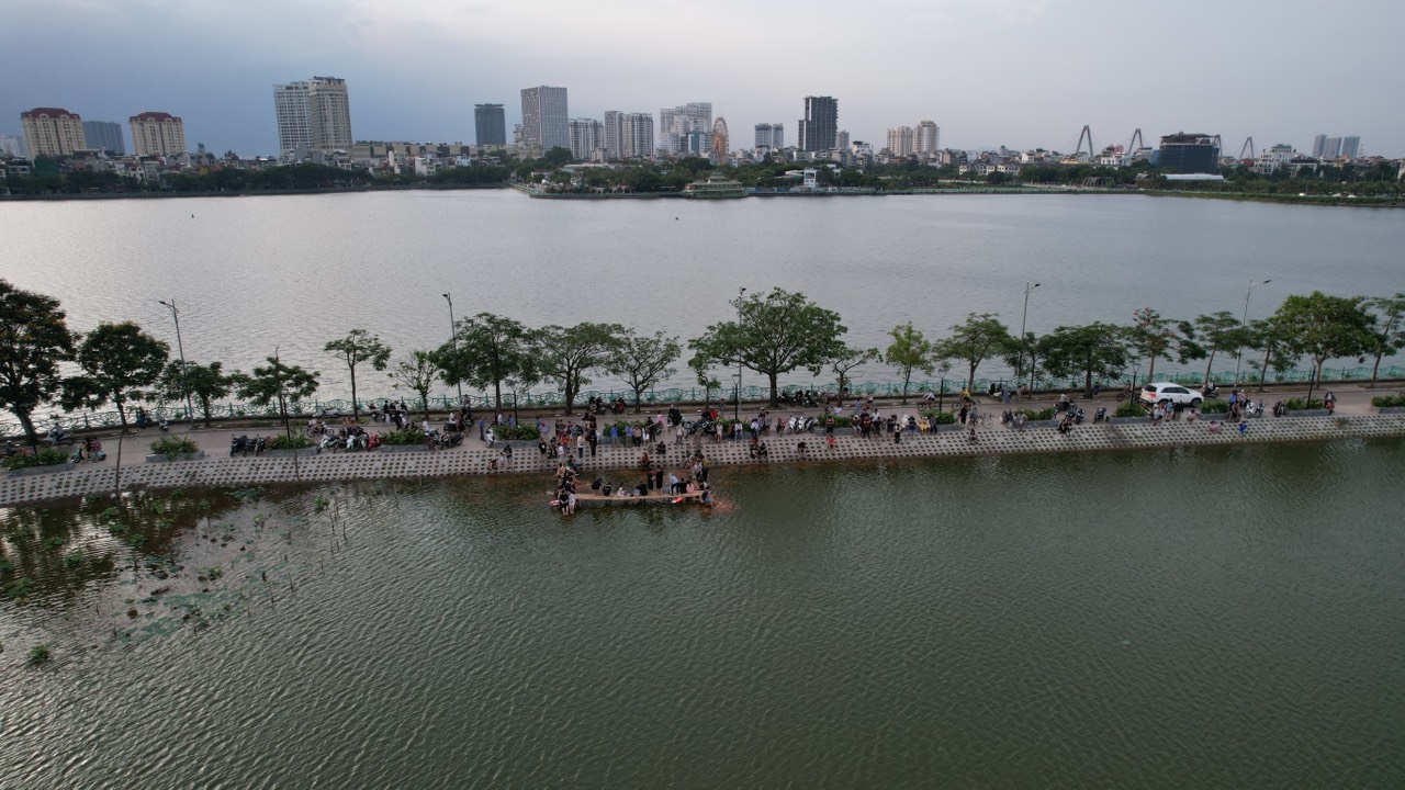 Người trông xe cho biết, trước đây hồ này là đầm sen. Hết mùa sen, chủ cải tạo thành hồ cá Koi để tạo điểm nhấn cho người dân khi dạo quanh khu vực hồ Tây.