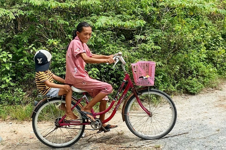 Gia đình này hằng ngày vẫn đi nhặt ve chai nhưng không đủ sống, phải nhờ thêm vào sự hỗ trợ của các nhà hảo tâm. Ảnh: HẢI HIẾU