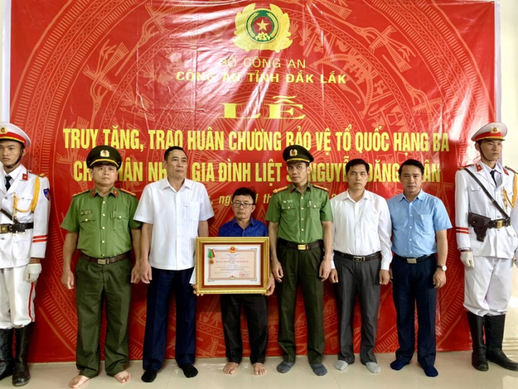 Lãnh đạo UBND tỉnh Đắk Lắk trao Huân chương Bảo vệ Tổ quốc hạng Ba cho thân nhân gia đình liệt sĩ, đại uý Nguyễn Đăng Nhân. Ảnh: AX