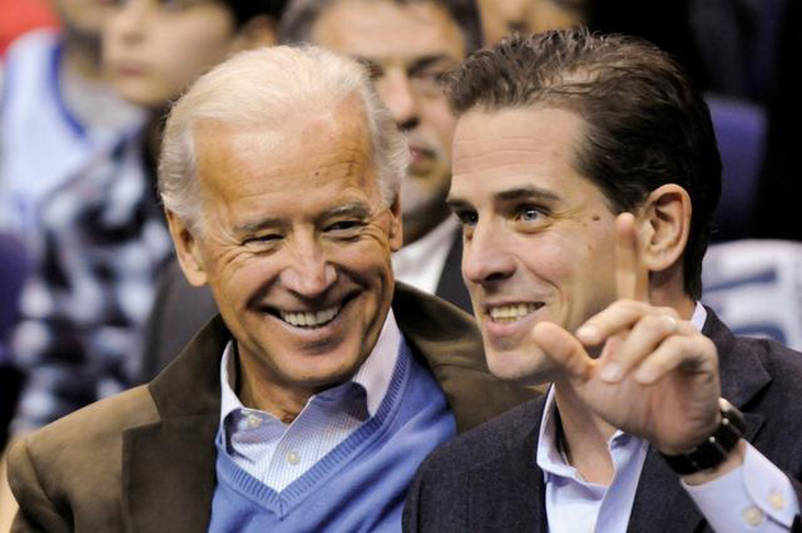 Tổng thống Joe Biden và con trai - Hunter Biden- hồi năm 2010. Ảnh: Reuters