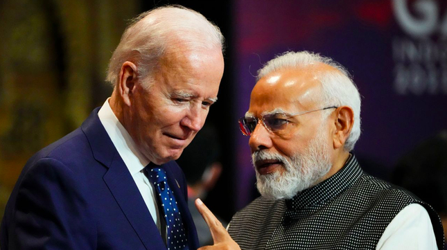 Tổng thống Mỹ Joe Biden và Thủ tướng Ấn Độ Narendra Modi gặp nhau bên lề thượng đỉnh G20 tại Indonesia năm 2020. (Ảnh: AP)