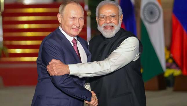 Thủ tướng Ấn Độ Narendra Modi và Tổng thống Nga Vladimir Putin trong cuộc gặp năm 2021. (Ảnh: Bloomberg)