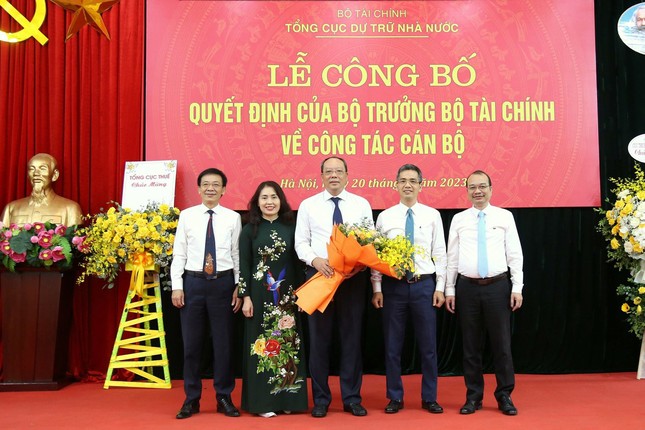 Thứ trưởng Võ Thành Hưng và tập thể ban lãnh đạo Tổng cục Dự trữ Nhà nước tại buổi lễ