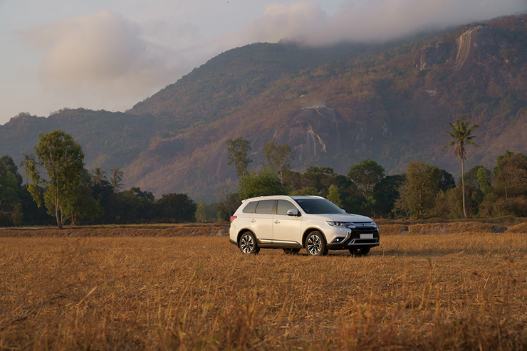 Giá xe Mitsubishi Outlander tháng 6/2023, ưu đãi 50% LPTB và nhiều quà tặng - 1