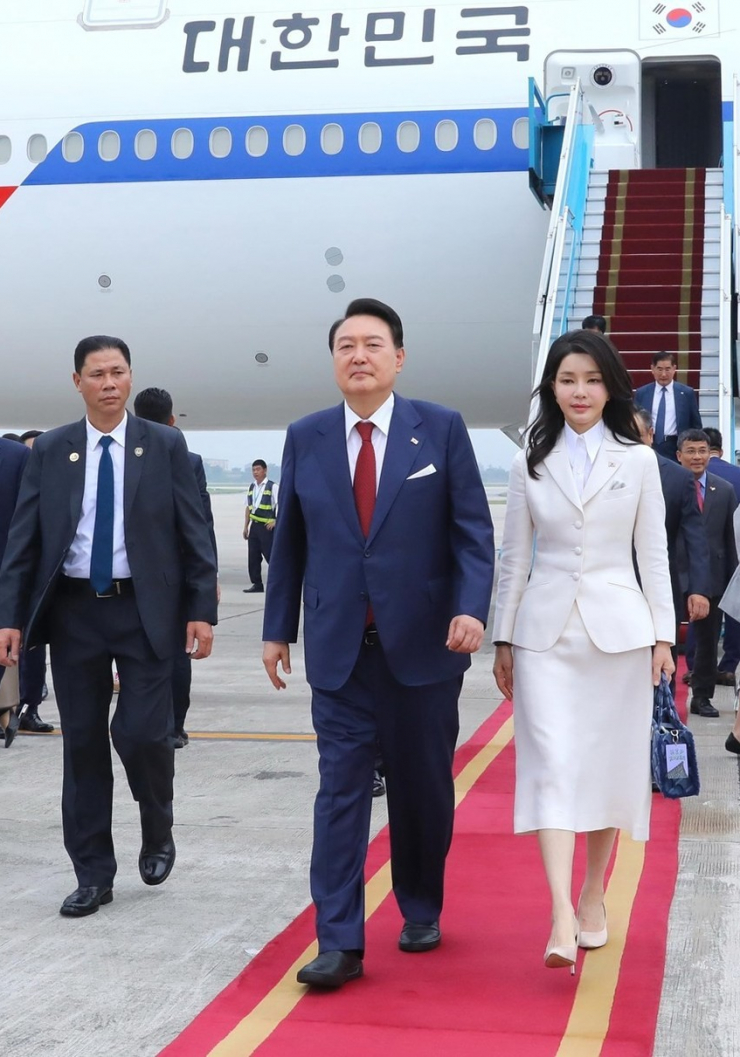 Tổng thống Hàn Quốc và phu nhân đến Hà Nội, bắt đầu thăm chính thức Việt Nam - 1