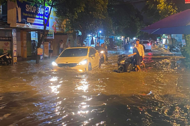 TP HCM: Mưa lớn gây ngập khắp nơi, người dân bì bõm đẩy xe - 1