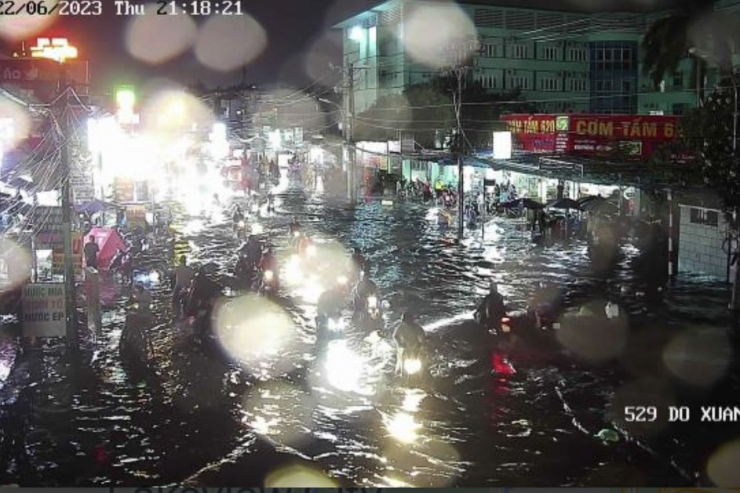 TP HCM: Mưa lớn gây ngập khắp nơi, người dân bì bõm đẩy xe - 3