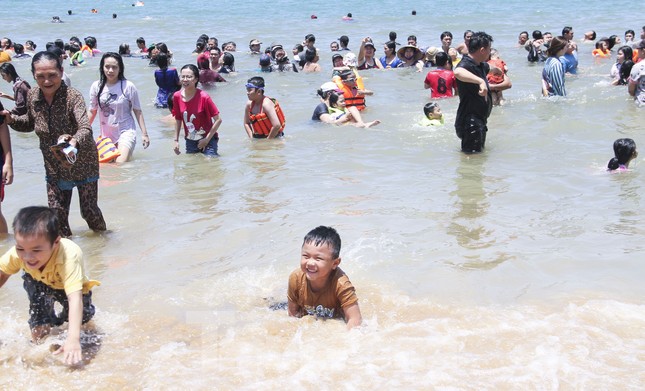 Giữa trưa, biển Quy Nhơn đông nghịt người tắm 'xả xui' ngày Tết Đoan Ngọ - 4
