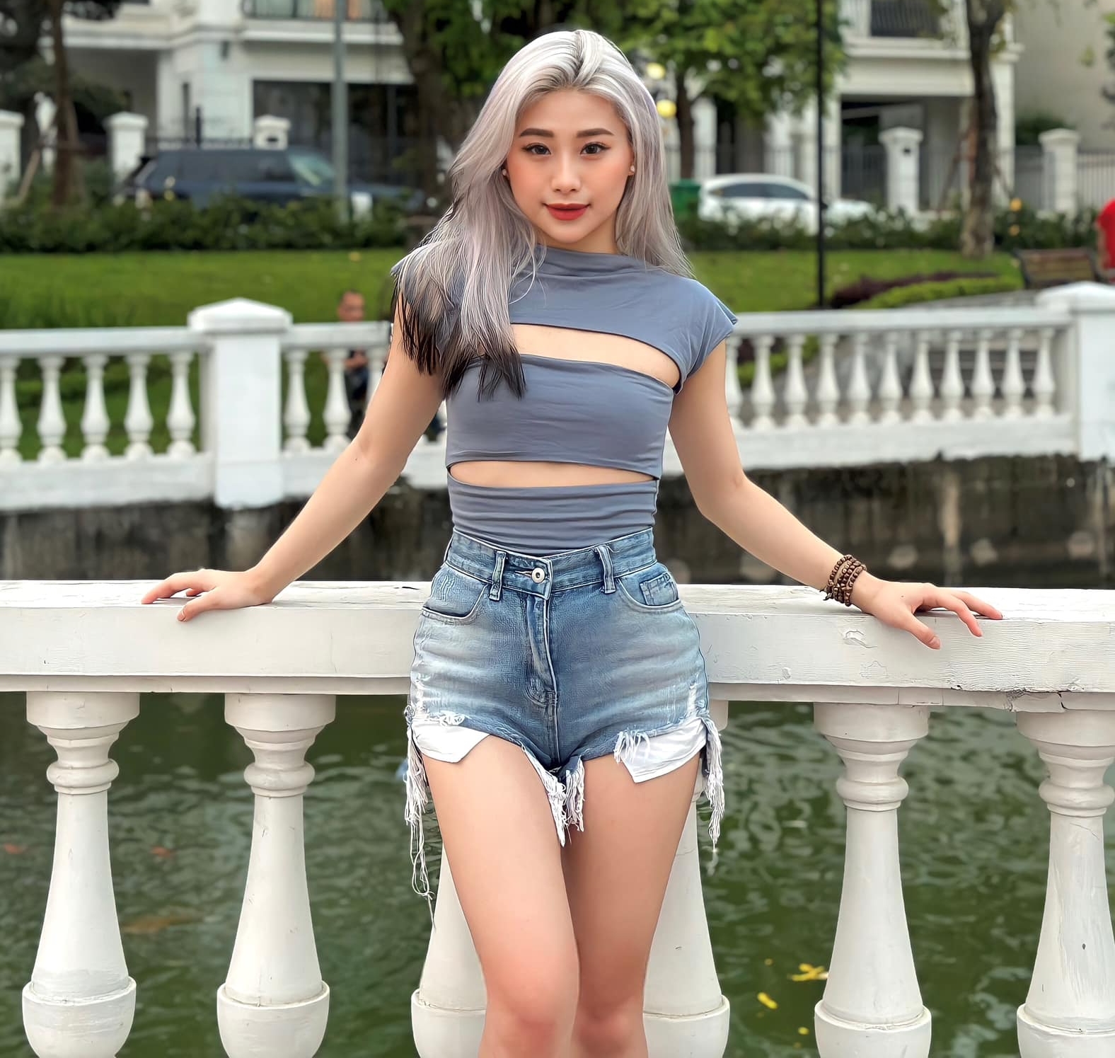 Trong tấm hình này Như Phương phối áo có chi tiết cut-out táo bạo cùng quần jeans short&nbsp; 20cm. Thiết kế năng động, trẻ trung phù hợp để đi chơi cùng bạn bè.