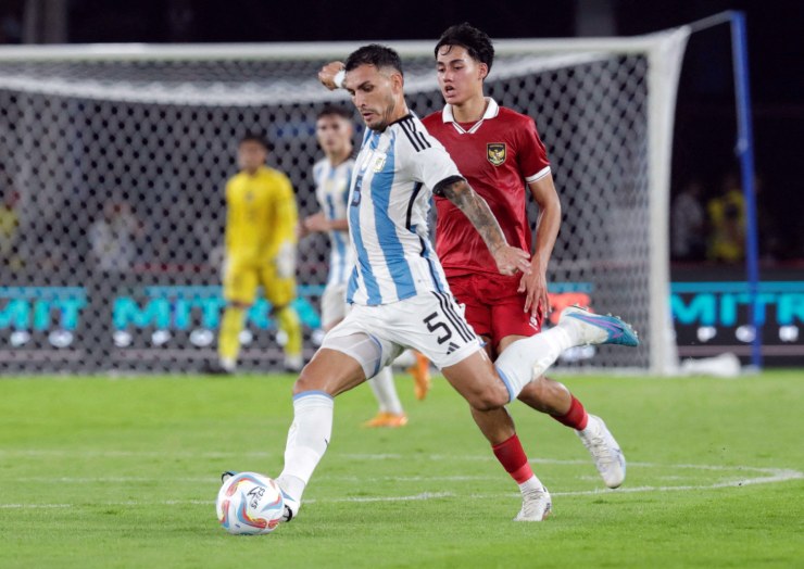 Indonesia (áo đỏ) chơi tốt và chỉ thua Argentina 0-2