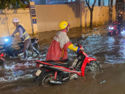 Tin tức trong ngày - TP HCM: Mưa lớn gây ngập khắp nơi, người dân bì bõm đẩy xe