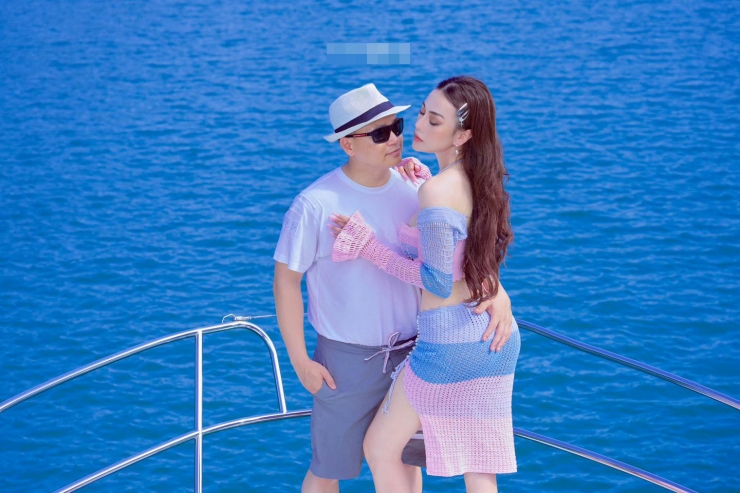 Sau 1 tuần kết hôn, Phương Oanh và Shark Bình lộ loạt ảnh tình tứ trên du thuyền - 4