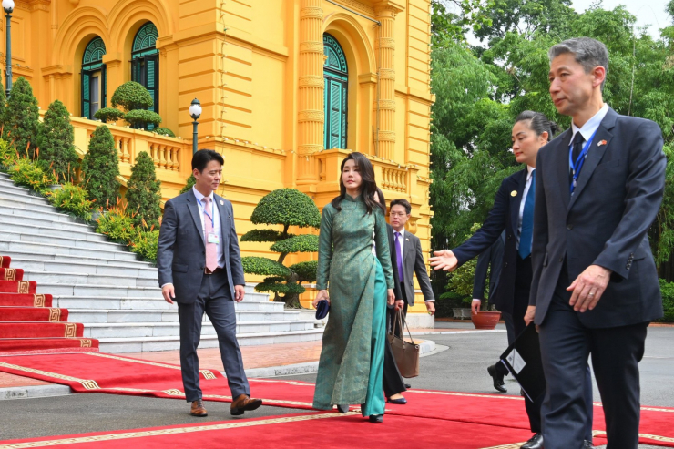 Phu nhân Kim Keon Hee trong chiếc áo dài màu xanh lục. (Ảnh: Như Ý)